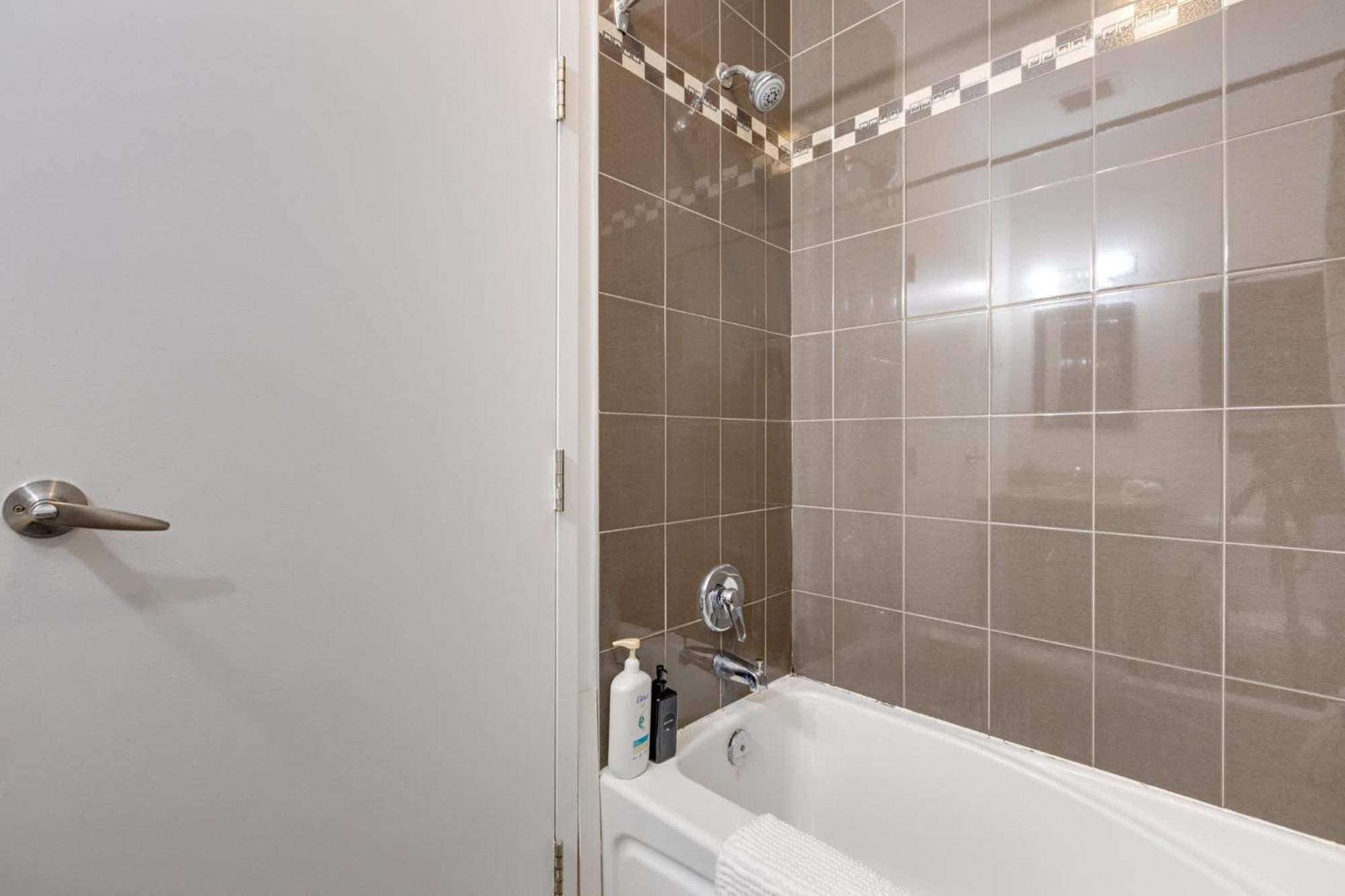 M11 - Stylish & Cozy 2Bdr In Plateau Montreal Apartment Bagian luar foto